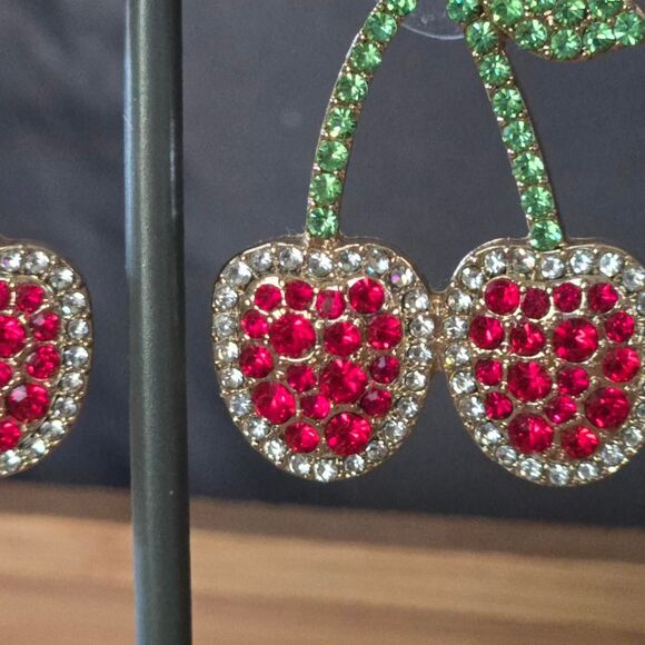 Rhinestone cherry earrings gold red green - Picture 6 of 6
